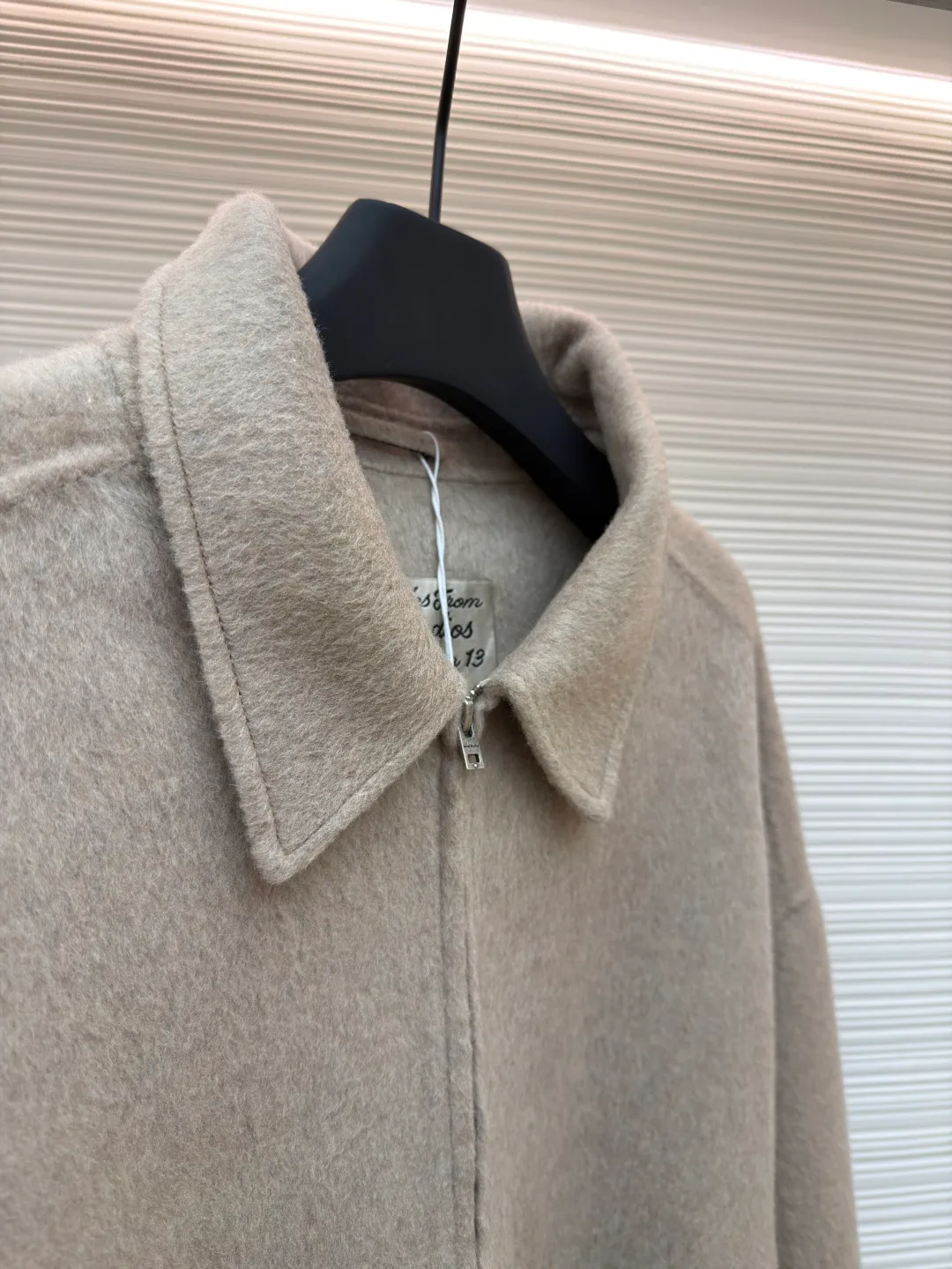 Acne Studios Lapel Zipper Drop Shoulder Long Sleeve Wool Jacket ●Original version: Purchased and developed by 10006 ●Item number: 1681819-C85 ●Fabric: wool fabric ●Technology: Made on positioning cutting machine ●Color: Oatmeal ●Version: Fitted version ●Weight: about 1180 grams ●Size: 46-48-50 ●Description: Made of high-density wool blended fabric, treated with double-sided worsted spinning process, it feels soft and waxy and has good drape. The body adopts a hidden zipper + lapel design, with a neat neckline; the pockets on both sides have a welt structure and are decorated with buttons of the same color, with exquisite details. The overall shape is slightly loose, the hem is naturally curved, and the edges are reinforced with overlocking technology, which not only retains the soft texture of the fabric, but also improves the durability, and combines simple style with advanced craftsmanship. The overall wiring is straight and delicate, the fabric is comfortable and soft, and the color is consistent without color difference. It can be matched with the same style to create a fashionable look and control various occasions. Customized accessories, complete with three standards, same style for men and women!